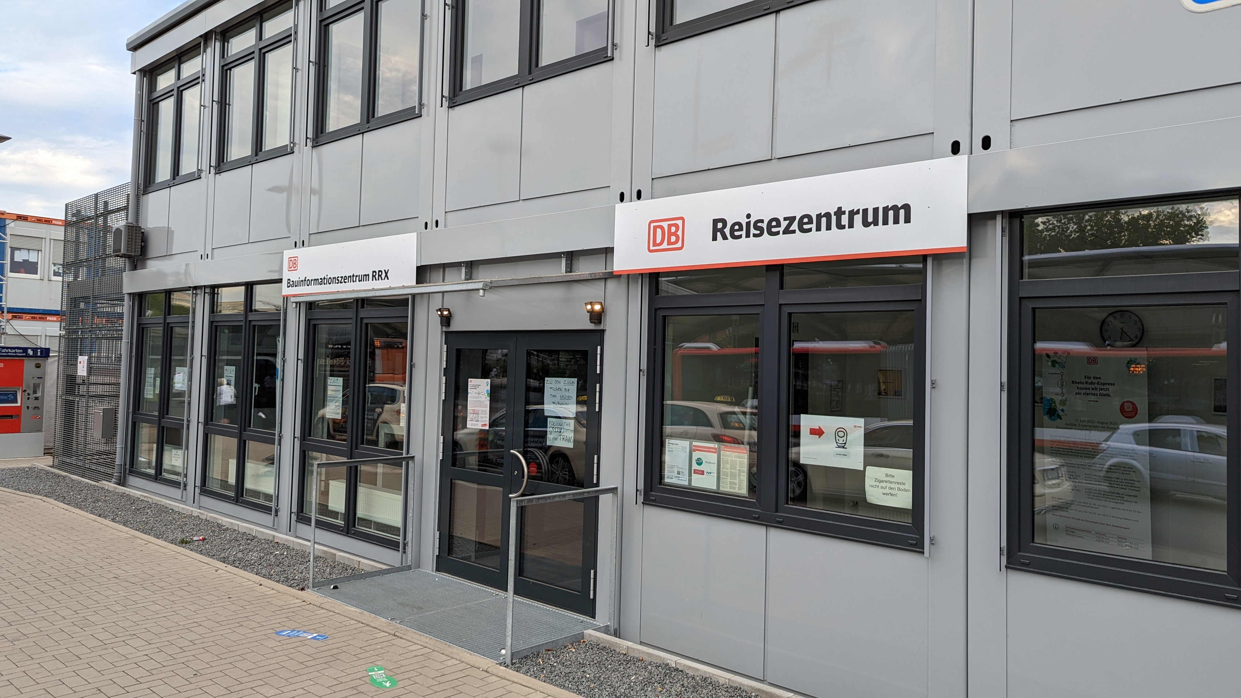 Das DB-Reisezentrum und das RRX-Informationszentrum am Bahnhof Leverkusen-Mitte.